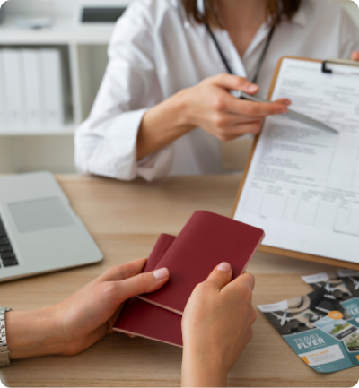 Dos personas revisando un documento en una oficina